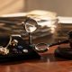 Mesa de tasación de joyas junto a documentos jurídicos y un mazo judicial