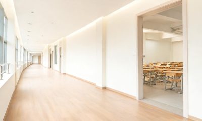 Pasillo de un centro educativo iluminado con luz natural.