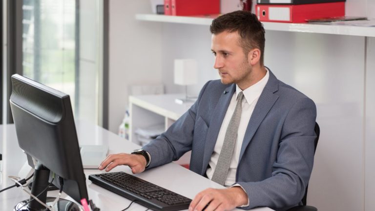 Procedente el despido de un trabajador por usar la IA y aprovechar su jornada laboral y los recursos de la empresa para prestar servicios para otras compañías