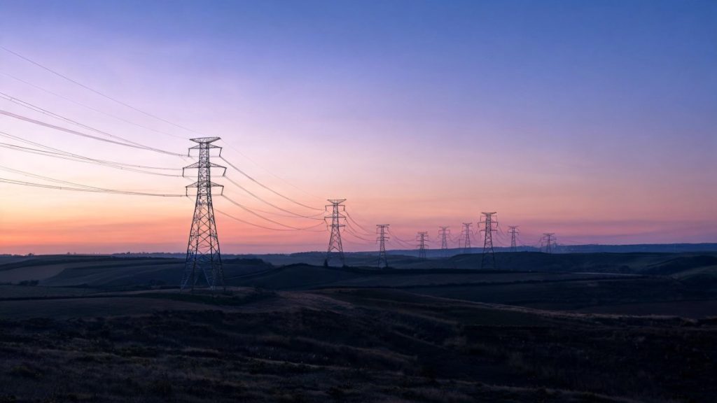 Torres de alta tensión del tendido eléctrico al atardecer.