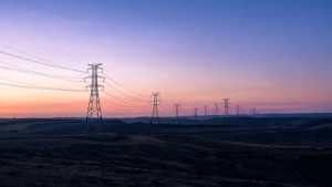 Torres de alta tensión del tendido eléctrico al atardecer.