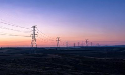 Torres de alta tensión del tendido eléctrico al atardecer.