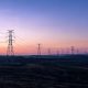 Torres de alta tensión del tendido eléctrico al atardecer.
