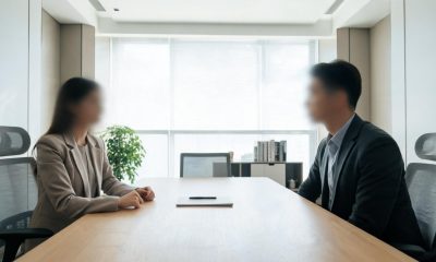 Entrevista de trabajo en una oficina entre un reclutador de talento y un aspirante a un puesto de trabajo.