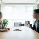 Entrevista de trabajo en una oficina entre un reclutador de talento y un aspirante a un puesto de trabajo.