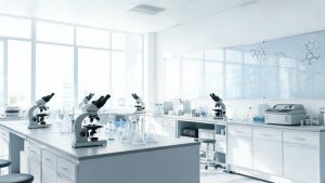 Laboratorio científico moderno con instrumental de investigación avanzada.