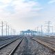 Vías de tren y catenarias en un cruce ferroviario moderno.