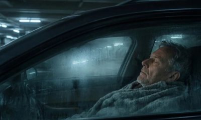 Una persona durmiendo en el garaje dentro de su coche