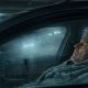 Una persona durmiendo en el garaje dentro de su coche