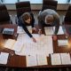 Dos abogados con planos de una vivienda