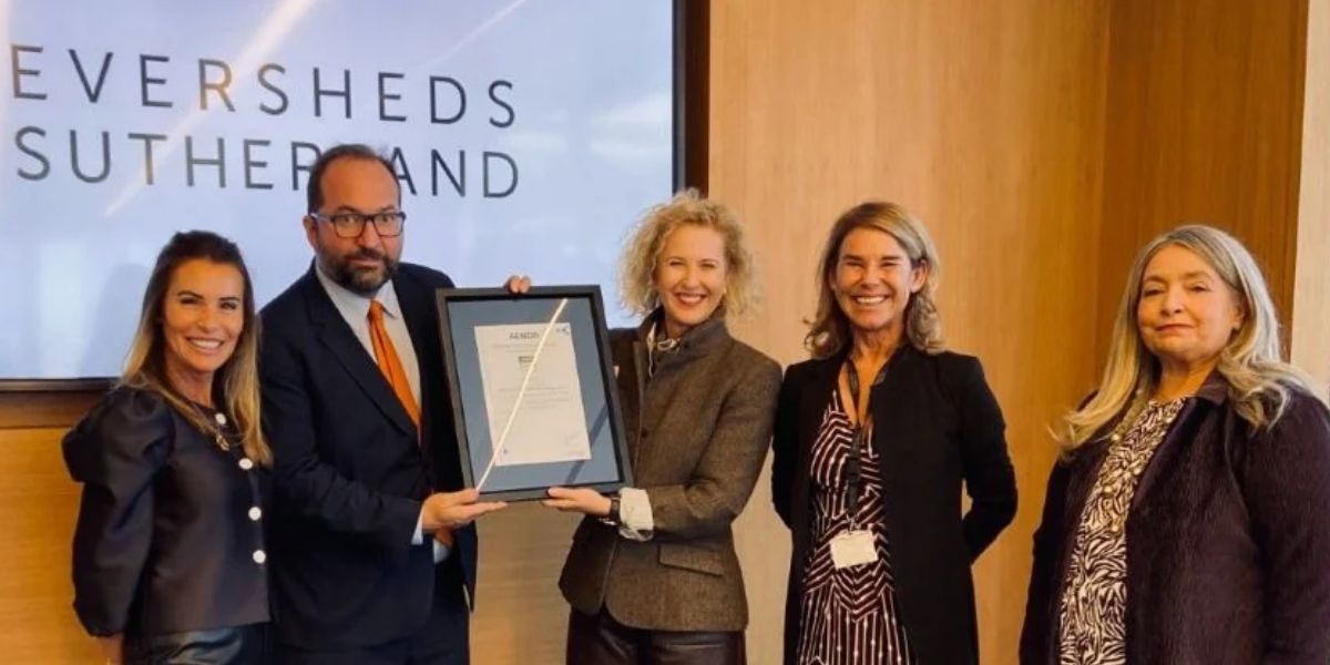 Despacho Eversheds recibiendo la certificación
