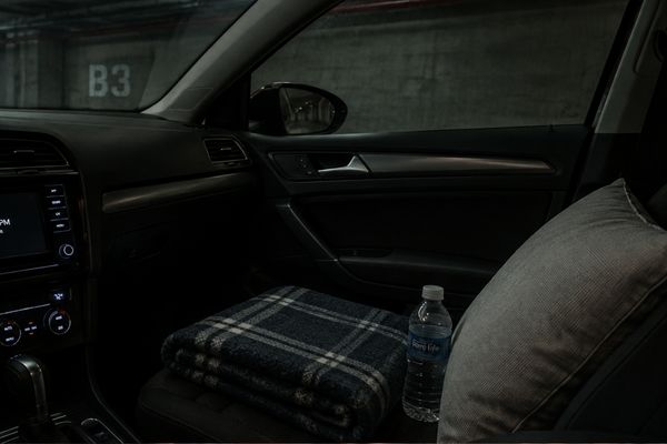 Interior de un coche con manta y botella de agua