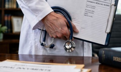 Médico con expediente de paciente