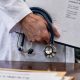 Médico con expediente de paciente