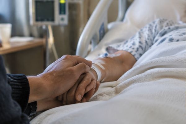 Una persona acompañando a un familiar en el hospital