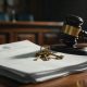 Resolución judicial, llaves y mazo