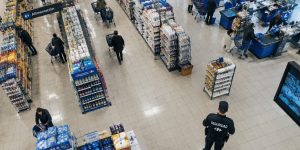 Vigilante de seguridad en un supermercado