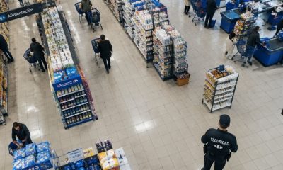 Vigilante de seguridad en un supermercado