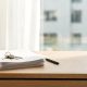 Llaves de una vivienda sobre un contrato de arrendamiento en una mesa de despacho