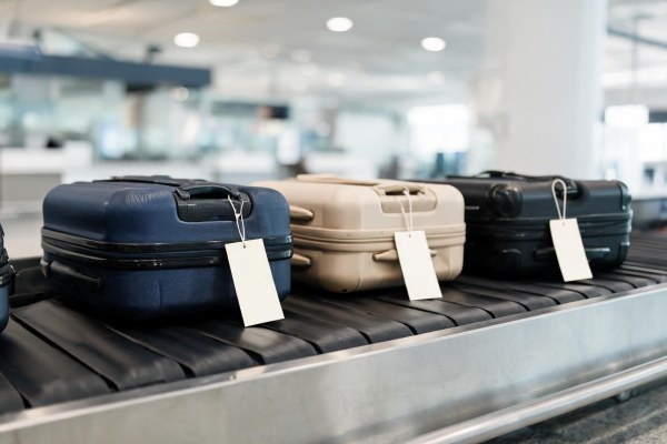 Maletas en la cinta de facturación de un aeropuerto