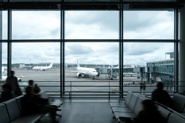 Zona de embarque y pista de aeropuerto con aviones comerciales