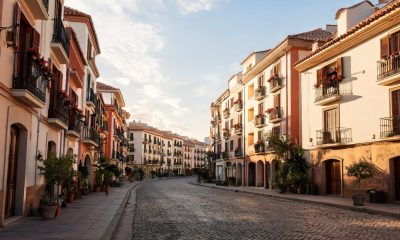 Edificios residenciales de una ciudad mediterránea española con balcones y fachadas urbanas