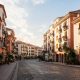Edificios residenciales de una ciudad mediterránea española con balcones y fachadas urbanas