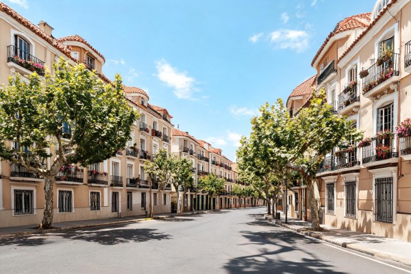 Calle de un barrio histórico urbano residencial protegido