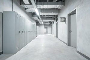 Instalaciones de un centro industrial que evocan el entorno de turnos laborales.
