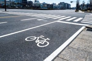 Señalización de carril bici urbano en una intersección de tráfico.
