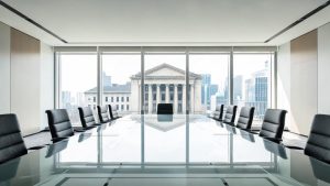 Entorno conceptual de finanzas y justicia con vista arquitectónica urbana.