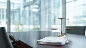Balanza de justicia en un entorno financiero y legal moderno.