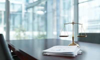 Balanza de justicia en un entorno financiero y legal moderno.