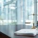 Balanza de justicia en un entorno financiero y legal moderno.