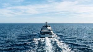 Buque de rescate navegando en alta mar en una jornada despejada