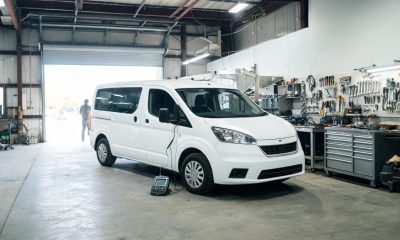 Vehículo de trabajo estacionado en un taller de reparación para la evaluación de daños.
