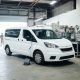 Vehículo de trabajo estacionado en un taller de reparación para la evaluación de daños.