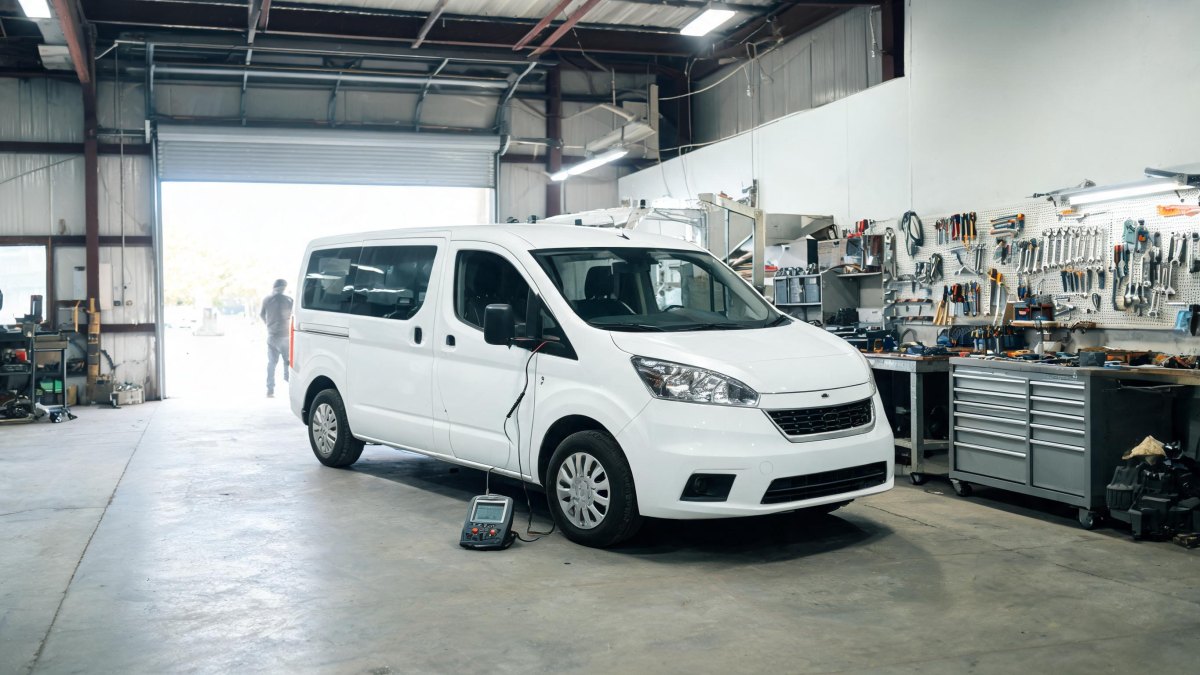 Vehículo de trabajo estacionado en un taller de reparación para la evaluación de daños.