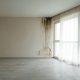 Pared de una vivienda con signos visibles de humedad y desperfectos en la pintura junto a una ventana.