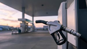 Detalle de una manguera de repostaje en un surtidor de combustible sin logotipos ni marcas comerciales.