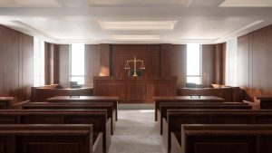 Mazo y estrado en una sala de vistas judicial vacía.