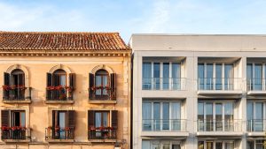 Fachadas de edificios residenciales en una ciudad española.