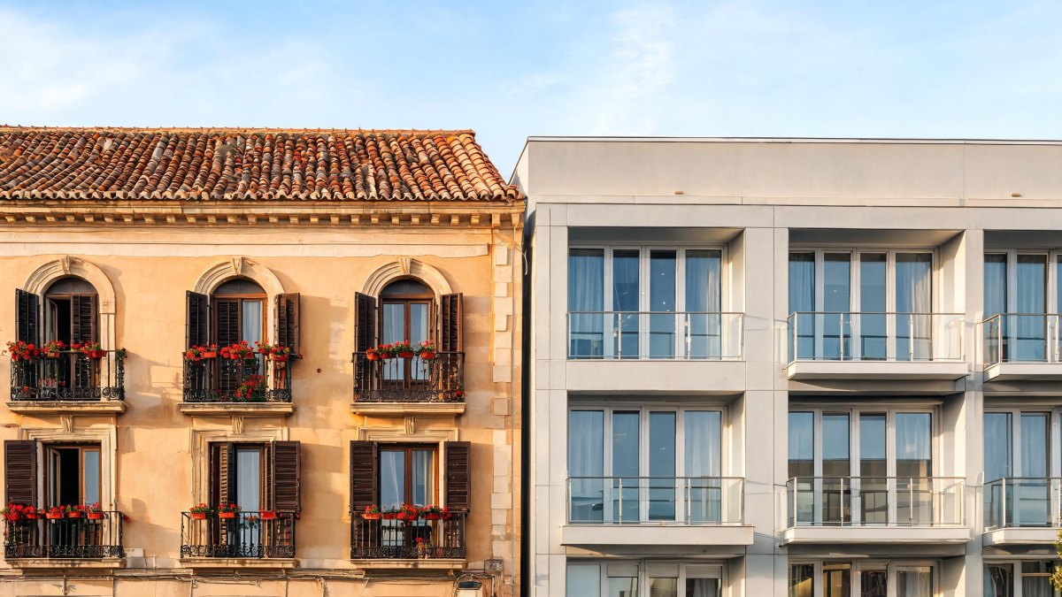 Fachadas de edificios residenciales en una ciudad española.